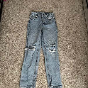Light wash boyfriend distressed knee H&M jeans. size 4